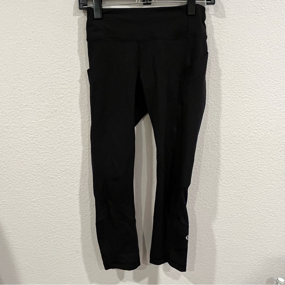 Lululemon black leggings size 4 with side leg pockets back pocket and panels